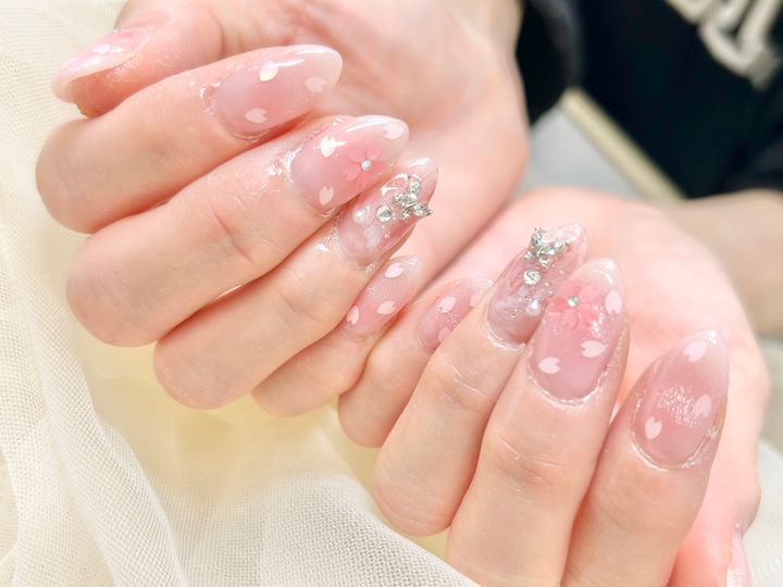 色フレンチ：カラー選びと肌トーン別アレンジのイメージ