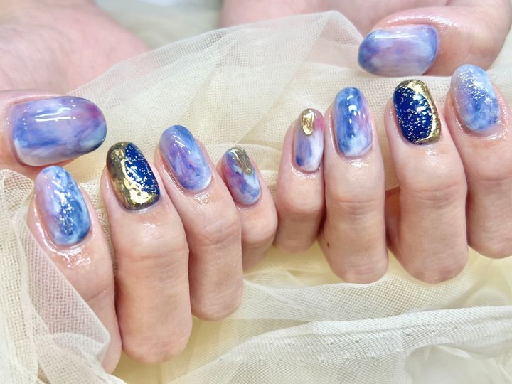大人世代向け「今っぽい引き算ネイル」の実例のイメージ
