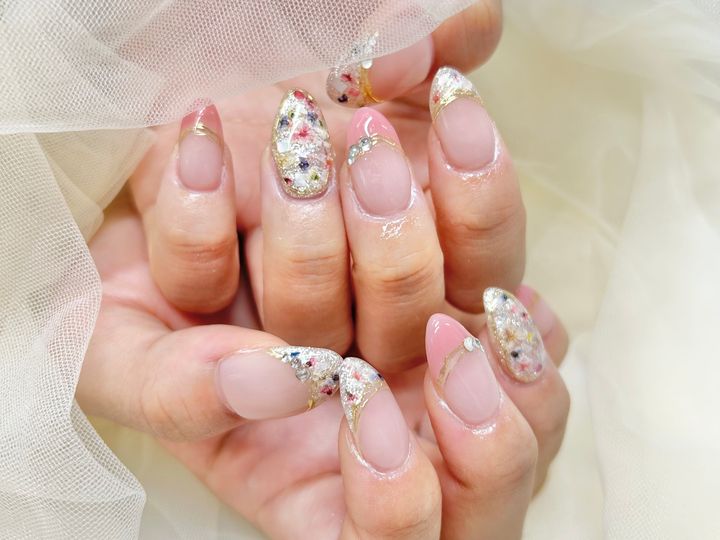 雰囲気別フラワーネイル｜大人っぽい×可愛い×愛され系の選び方のイメージ