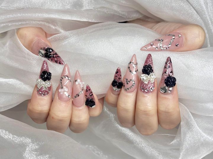 NICENAILでのフラワーネイル施術のイメージ