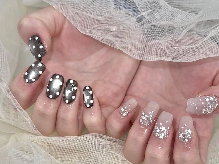 レトロ可愛いドット柄ネイルが注目される理由のイメージ