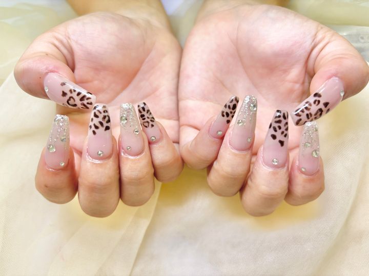 フラワーネイルが愛される理由とトレンドの背景のイメージ