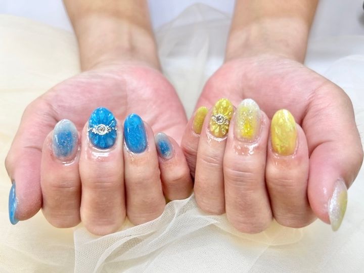 Y2Kシアービビッドネイルって何？「盛る」と「透かす」を同時に叶えるデザインのイメージ