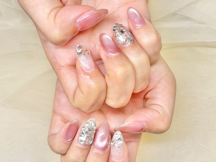 フットネイルのパーツ使い｜「やりすぎない」が夏の正解のイメージ