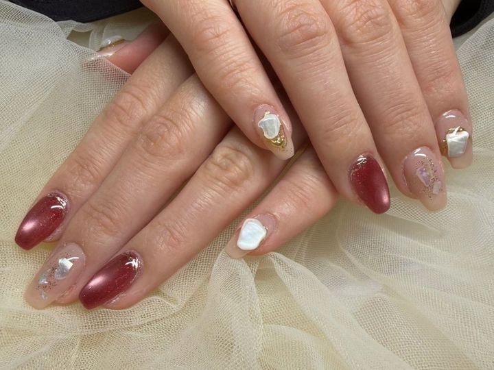 くすみボルドー派 vs スモーキーブラウン派、どっちが自分向き?のイメージ