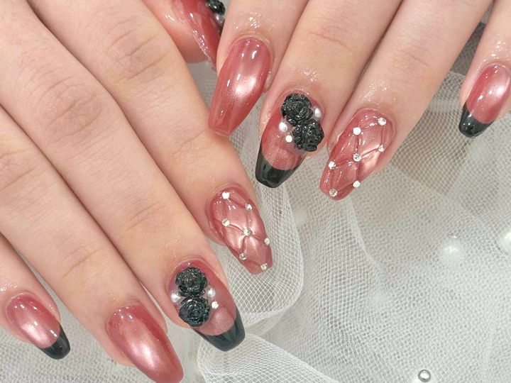 ドット柄ネイルの描き方完全ガイド！レトロ可愛いデザインから色合い選びまで