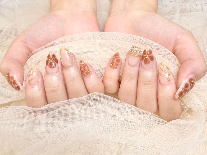 ドット柄ネイルの魅力を徹底解説！レトロ可愛いから大人っぽいまで、オーダーのコツとセルフ実装法