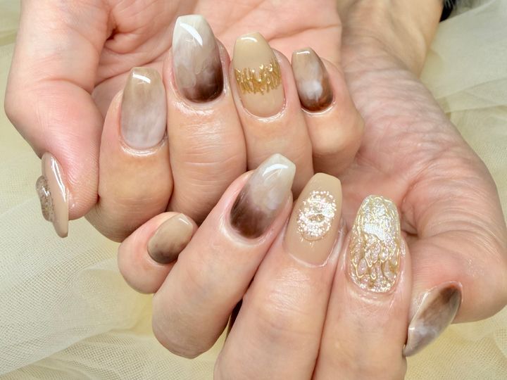 マイクロフレンチネイルとは｜オフィスでも浮かない極細ラインの魅力とサロンオーダーのコツ