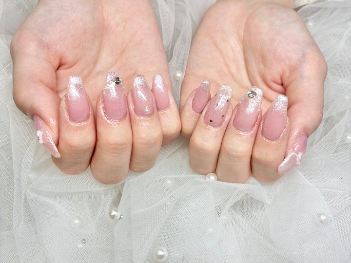 夏ネイルは「引き算カラー」が正解｜色疲れしない選び方とビビッドの上手な使い方