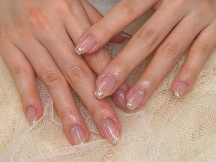 9月ネイルは軽さのある秋色が正解｜くすみベージュ×ラメの選び方