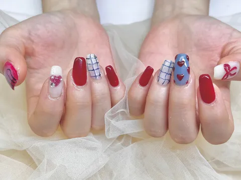 ワインレッド×ホワイトのチェック&フラワー｜ワンカラー、チェック、フラワー、レッド、ホワイト、ブルー、ピンク、上品・大人、オフィス