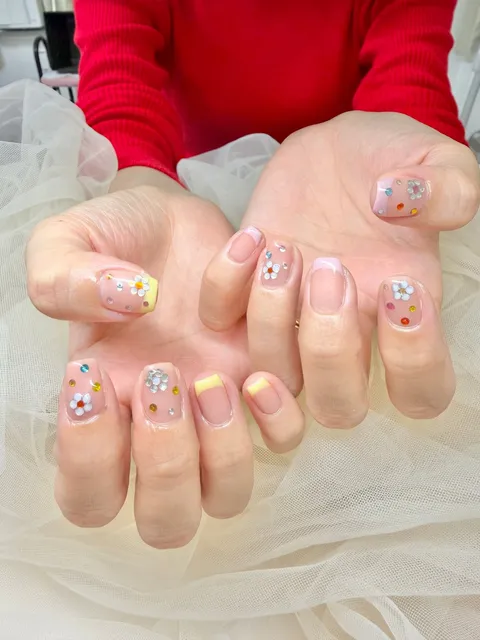 ベージュ×ホワイトのドットアート｜ドット、フラワー、ベージュ、ホワイト、イエロー、可愛い