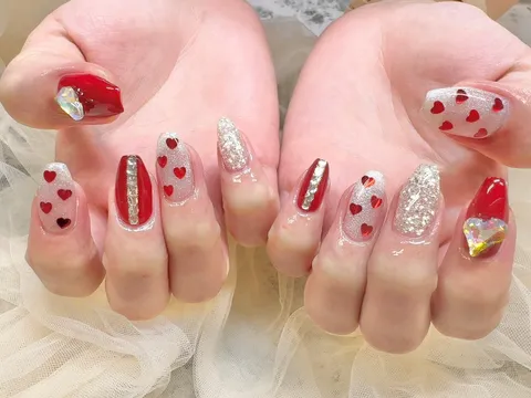 レッドのハートネイル｜ワンカラー、ハート、グラデーション、レッド、ホワイト、可愛い