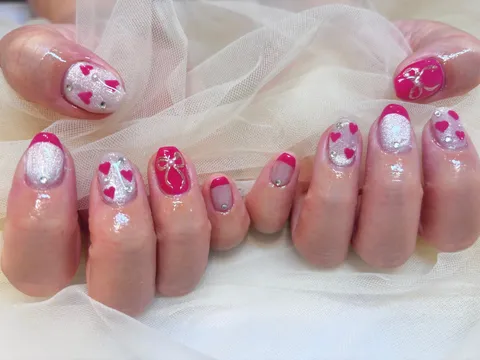 ピンクのハート&スノーフレークニュアンス｜ワンカラー、ニュアンス、ハート、ピンク、可愛い、ブライダル
