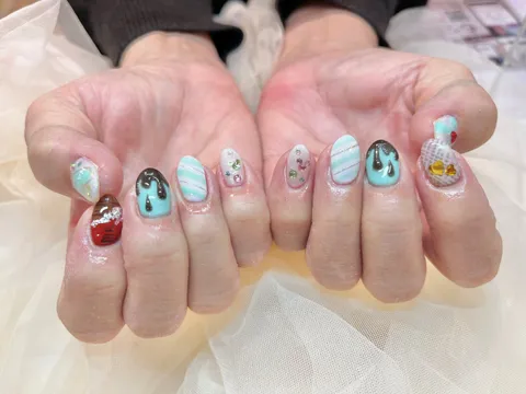 ホワイト×クリアのクリスマスイラストネイル｜ワンカラー、フラワー、ラメ・グリッター、アート・イラスト、ホワイト、クリア、可愛い