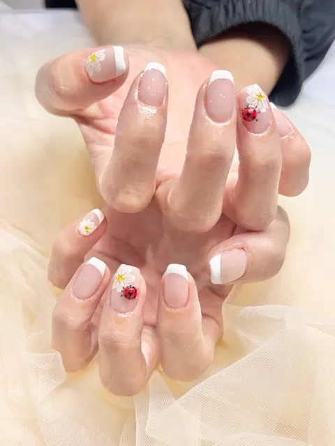 ピンクホワイトフレンチ×フラワー｜フレンチ、フラワー、ラメ・グリッター、ベージュ、ホワイト、レッド、可愛い、上品・大人