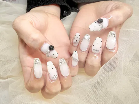 ホワイトのドット｜ドット、ホワイト、ブラック、可愛い、シンプル
