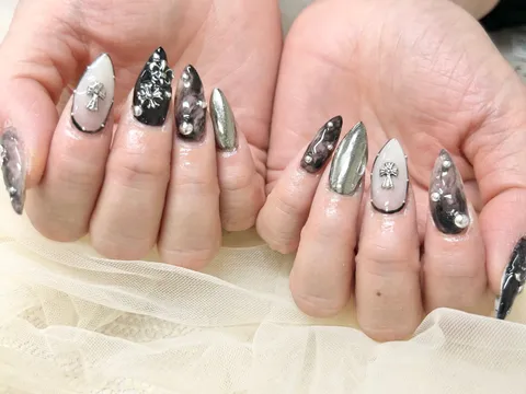 ベージュ×ブラックのミラーフレンチ｜ワンカラー、ミラー・クローム、押し花、ベージュ、ブラック、シルバー、上品・大人、シンプル