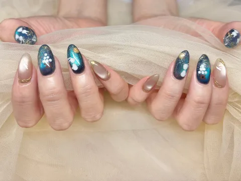 ベージュ×ネイビーのフローラルミラー｜ミラー・クローム、フラワー、ニュアンス、マグネット、ベージュ、ネイビー、シルバー、上品・大人、シンプル