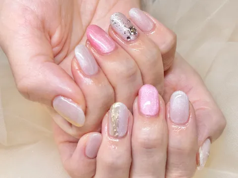 ピンクベージュのグラデーション×ラメ｜グラデーション、ラメ・グリッター、押し花、マグネット、ピンク、ベージュ、上品・大人、可愛い