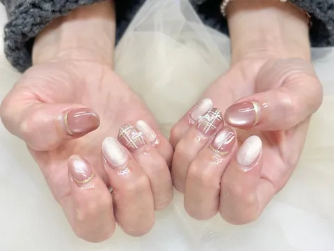 ベージュ×白のマグネットネイル｜マグネット、ニュアンス、ベージュ、ホワイト、上品・大人
