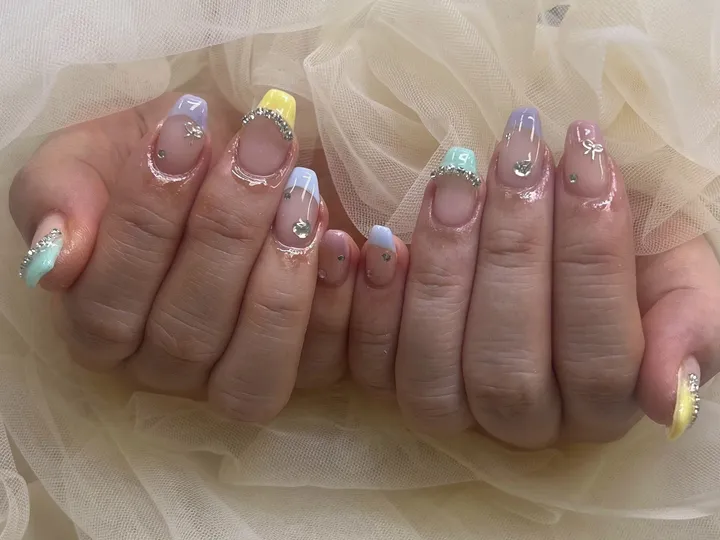 パステルカラーフレンチストーン｜フレンチネイル・ビジューネイル・ガーリーネイル・春ネイル