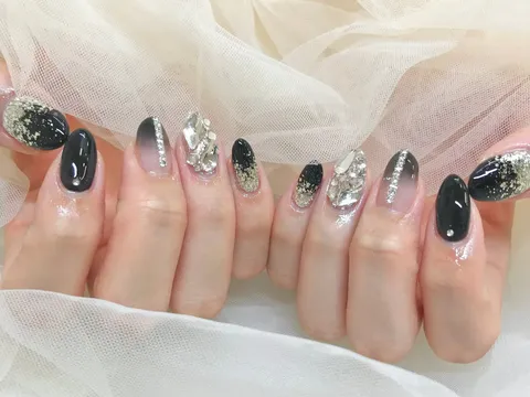ベージュピンクとブラックのミラーグリッター｜ミラー・クローム、ラメ・グリッター、ワンカラー、ベージュ、ピンク、ブラック、上品・大人、ブライダル
