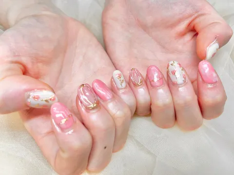 ピンク×ゴールドのニュアンスネイル｜ニュアンス、グラデーション、ピンク、ゴールド、ホワイト、可愛い、上品・大人