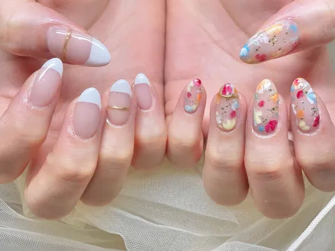 ピンク×白のフレンチと花柄アート｜フレンチ、フラワー、ベージュ、ホワイト、ピンク、可愛い、上品・大人