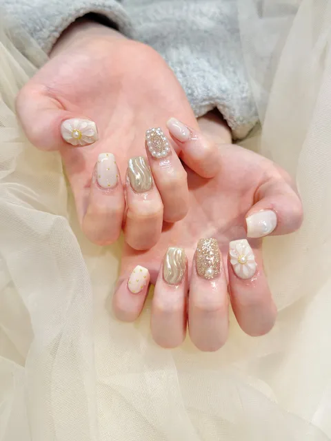 ベージュ×ゴールドのニュアンスネイル｜ニュアンス、ラメ・グリッター、マーブル、ベージュ、ゴールド、上品・大人、シンプル