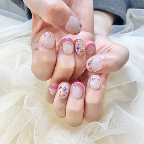 透明ベースのフラワーラメネイル｜フラワー、ラメ・グリッター、ニュアンス、ベージュ、ピンク、可愛い、上品・大人