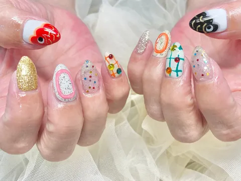 ホワイト×マルチカラーのポップキャラクターネイル｜ワンカラー、ドット、アート・イラスト、ホワイト、ピンク、ゴールド、レッド、可愛い、個性的