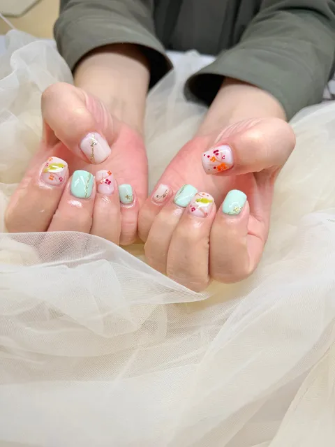ピンク×ホワイトの春のアート｜ワンカラー、フラワー、ドット、ピンク、ホワイト、グリーン、可愛い