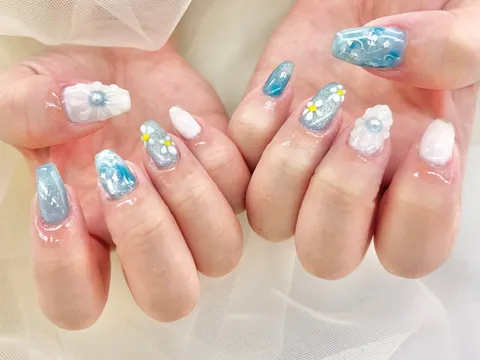 ホワイト×ブルーのミラーフラワーネイル｜ミラー・クローム、フラワー、ホワイト、ブルー、上品・大人、可愛い