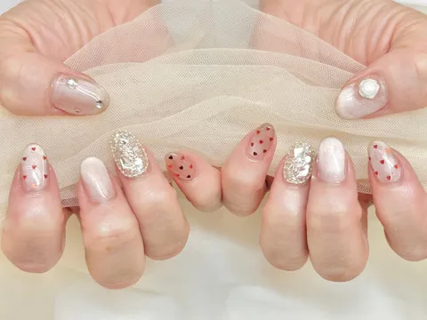 ベージュピンクの赤ドット＆ラメ｜ドット、ラメ・グリッター、ベージュ、ピンク、可愛い