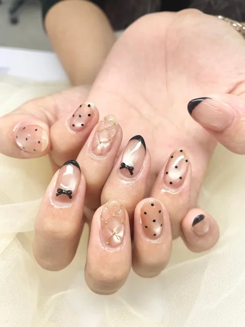 ベージュピンクの大人フレンチ｜ワンカラー、フレンチ、ドット、ベージュ、ピンク、ホワイト、上品・大人、可愛い
