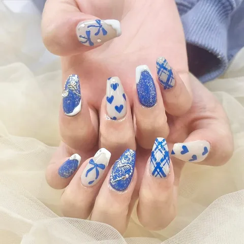 ホワイト×ブルーの韓国っぽいデザイン｜ワンカラー、ラメ・グリッター、ドット、チェック、リボン、ホワイト、ブルー、可愛い、韓国っぽい