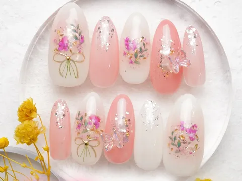 ピンク×クリームの押し花フラワーネイル｜押し花、ニュアンス、フラワー、ピンク、ベージュ、ホワイト、上品・大人、可愛い