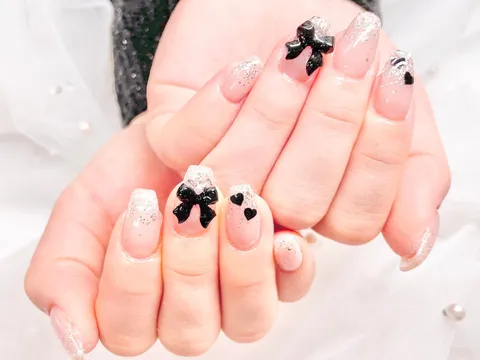 ピンクベージュのリボン＆ドット｜リボン、ドット、ベージュ、ブラック、可愛い