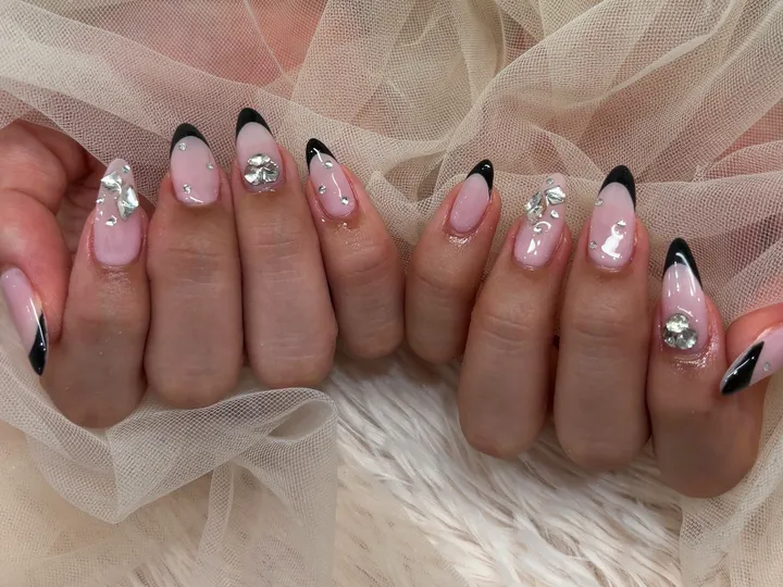 黒フレンチビジュー｜フレンチネイル・ビジューネイル・キラキラネイル・パーティーネイル