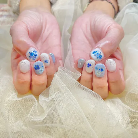 ホワイト×グレーの青花ニュアンス｜フラワー、ニュアンス、ドット、ホワイト、グレー・グレージュ、ブルー、上品・大人、可愛い
