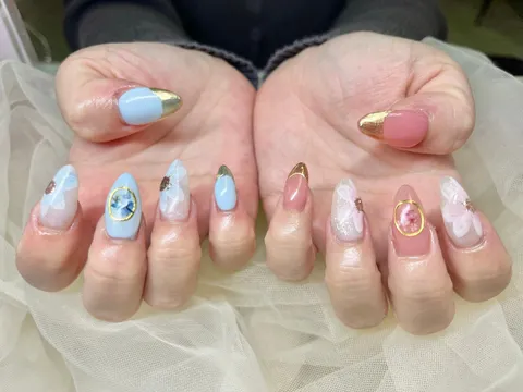 水色と白のニュアンスフレンチ｜フレンチ、ニュアンス、ワンカラー、ホワイト、ブルー、ゴールド、可愛い、上品・大人