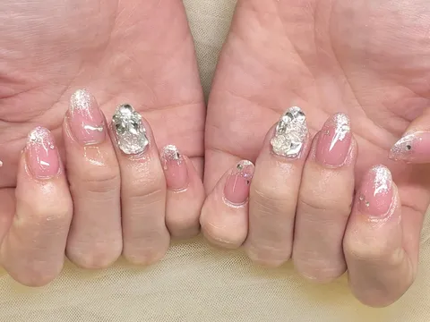 ピンクのビジュー・ストーン｜ワンカラー、ビジュー・ストーン、ピンク、上品・大人