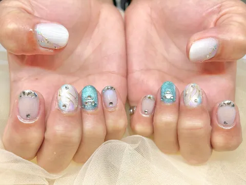 ホワイト×ブルーのラメストーン｜ワンカラー、ラメ・グリッター、ビジュー・ストーン、ホワイト、ブルー、上品・大人、ブライダル