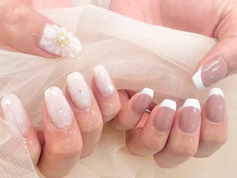 ベージュピンクのホワイトフレンチ｜フレンチ、グラデーション、フラワー、ベージュ、ピンク、ホワイト、上品・大人、ブライダル
