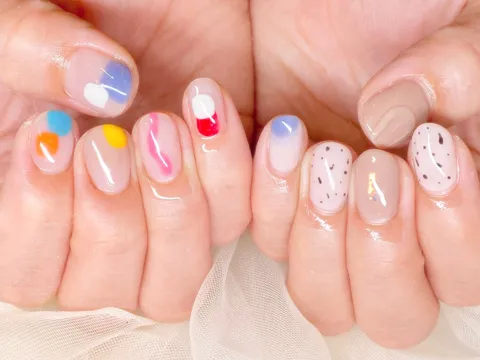 ベージュのグラデーションドット｜グラデーション、ドット、ベージュ、ピンク、ブルー、可愛い、シンプル