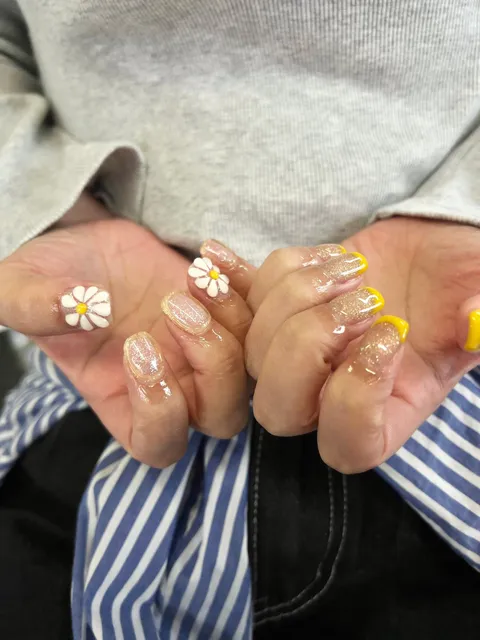 ベージュゴールドのラメグラデーション白花｜グラデーション、ラメ・グリッター、フラワー、ベージュ、イエロー、ホワイト、ゴールド、可愛い