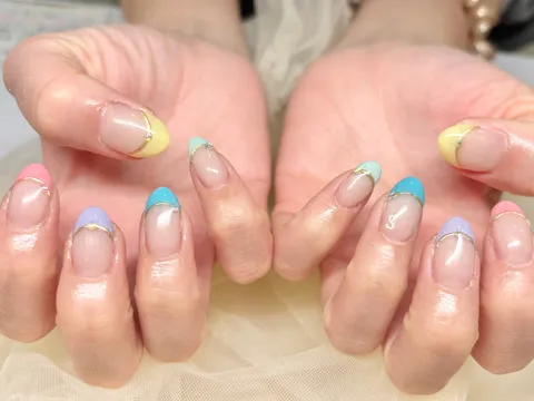 ベージュのカラフルフレンチ｜フレンチ、ベージュ、イエロー、ブルー、可愛い、シンプル