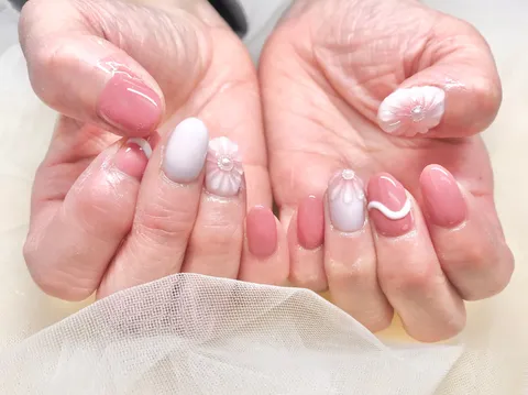 くすみピンク×ホワイトのニュアンスフレンチ｜フレンチ、ニュアンス、ベージュ、ピンク、ホワイト、上品・大人、シンプル