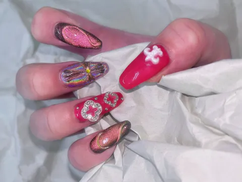 ピンク×レッドのラメ花柄ネイル｜ラメ・グリッター、フラワー、ドット、マグネット、ピンク、レッド、可愛い、個性的